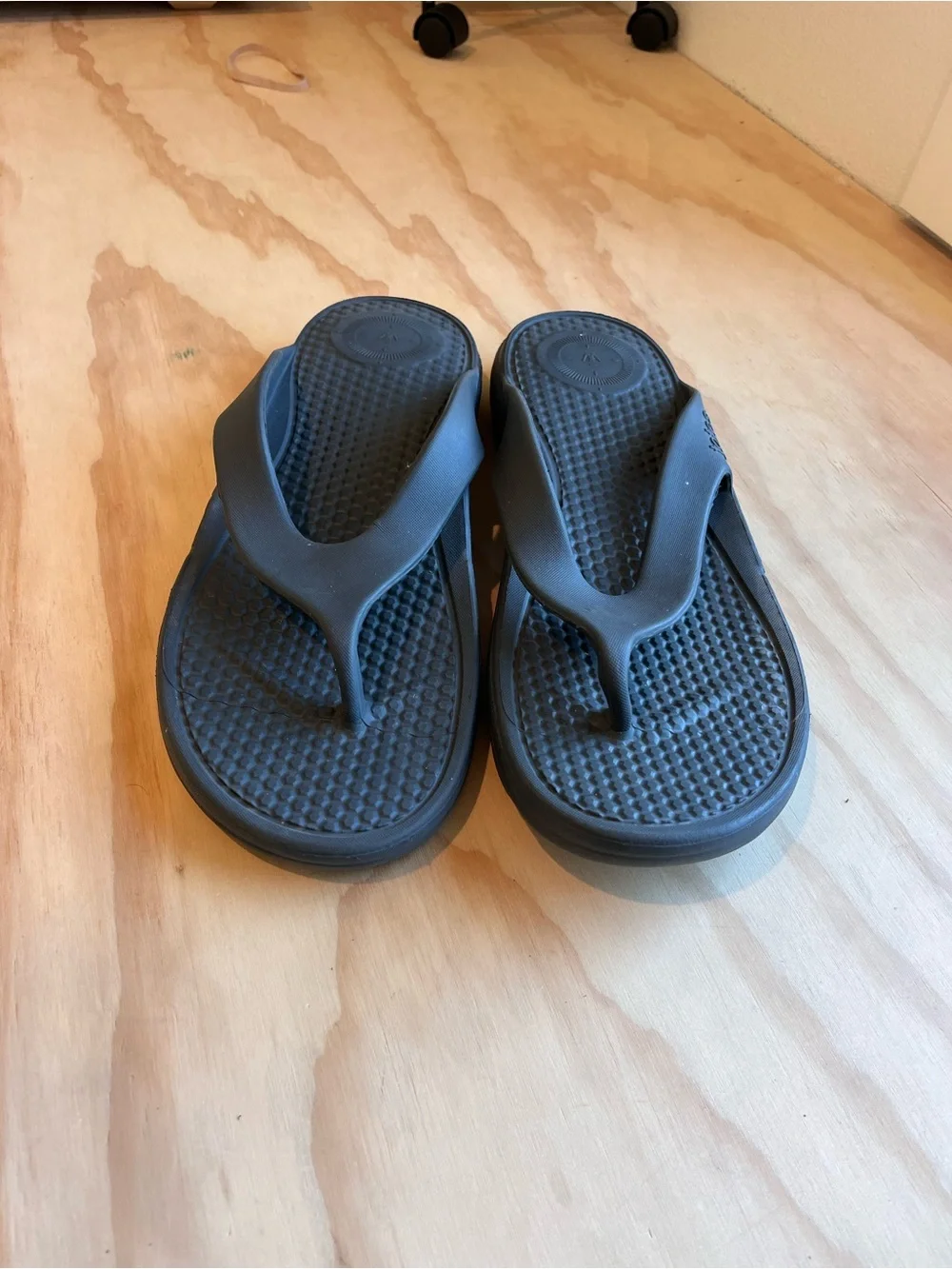 Men’s sandals flip flops totes Black Textured Foam comfort water beach sz 12